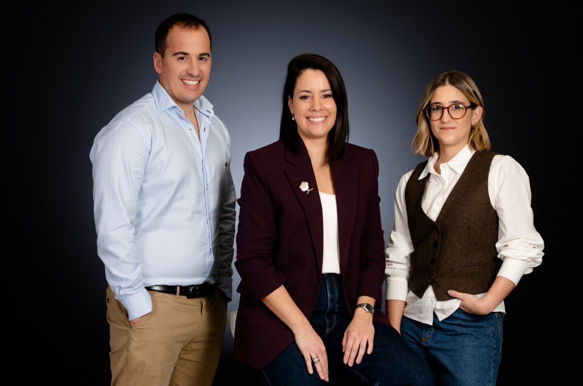 Joaquín Silva, Malena Castaldi y Faustina Bartaburu, conductores de En Clave País.
