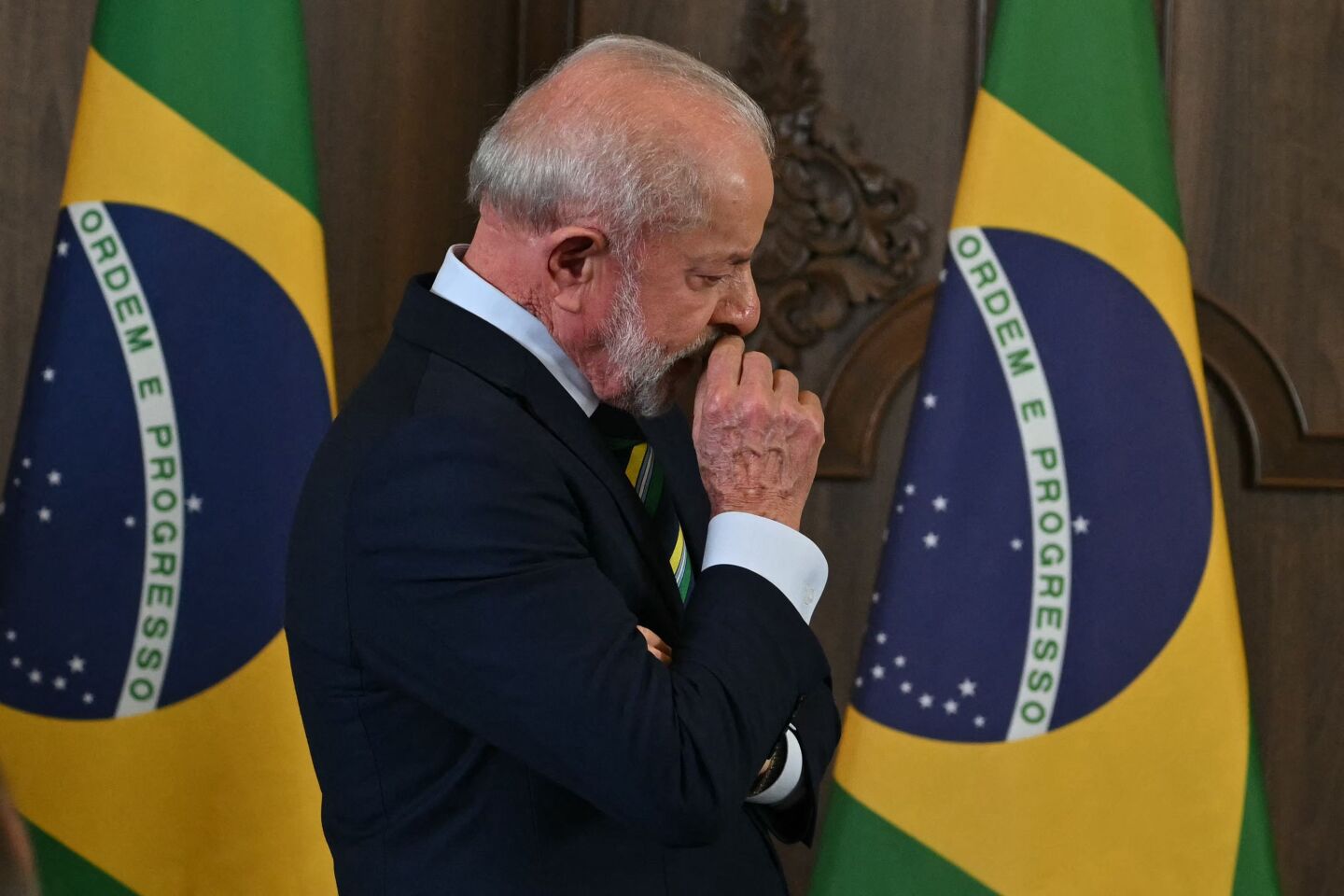 El presidente de Brasil, Luiz Inácio Lula da Silva, hace un gesto mientras ofrece una conferencia de prensa durante la 47ª Cumbre de la Asociación de Naciones del Sudeste Asiático (ASEAN) en Kuala Lumpur.