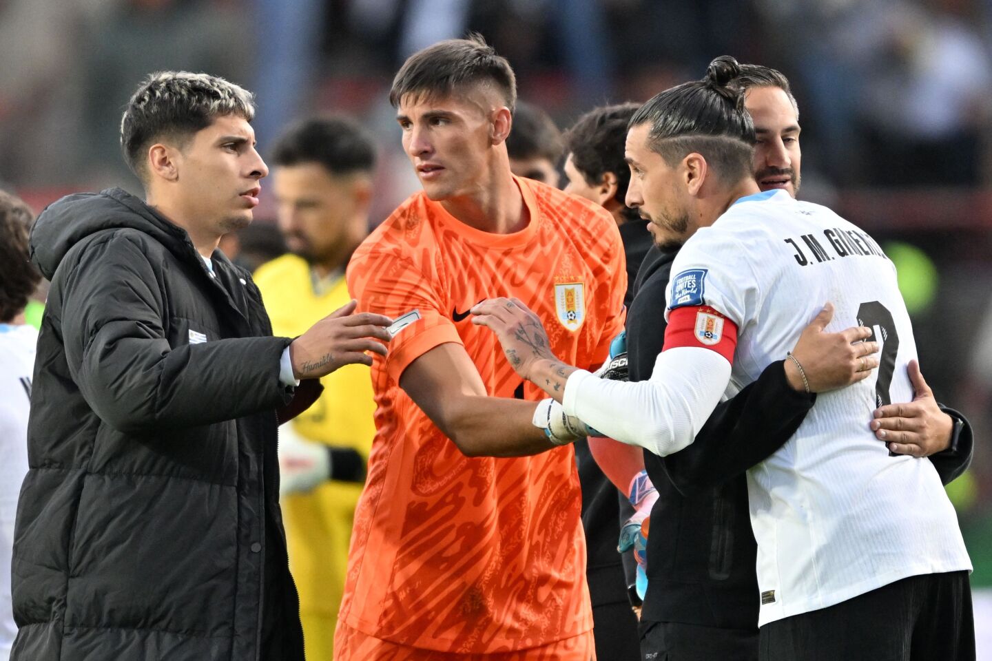 Sergio Rochet, Mathías Olivera y José María Giménez tras el empate de Uruguay ante Bolivia.
