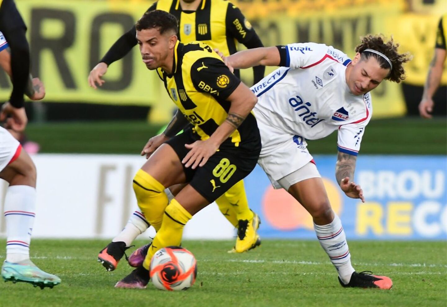David Terans, con pelota, ante la marca de Luciano Boggio en el clásico entre Peñarol y Nacional.