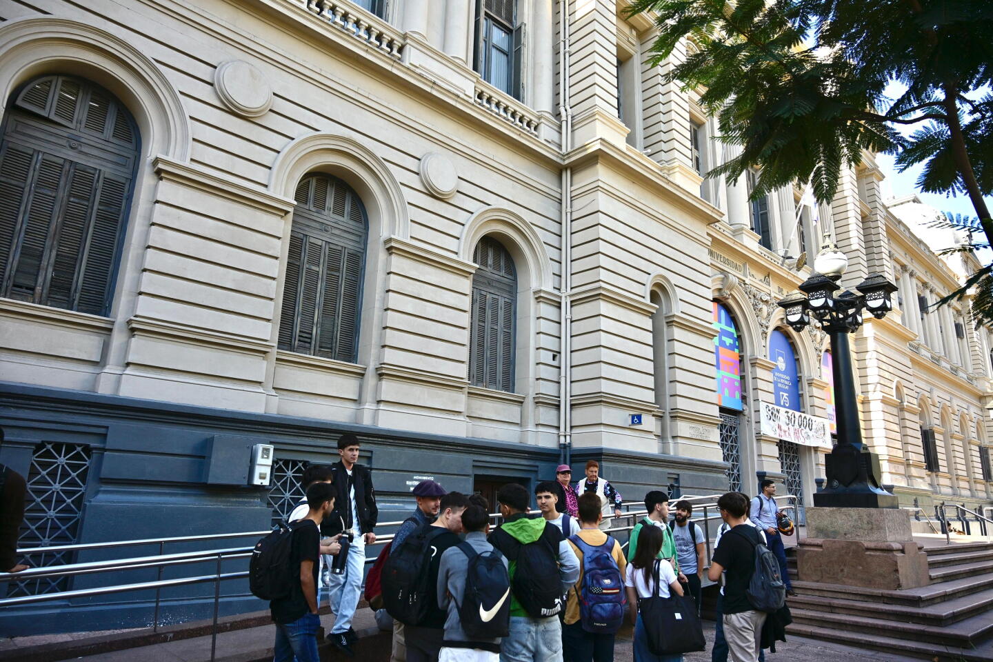 Estudiantes de la Facultad de Derecho luego de la evacuación por una amenaza.