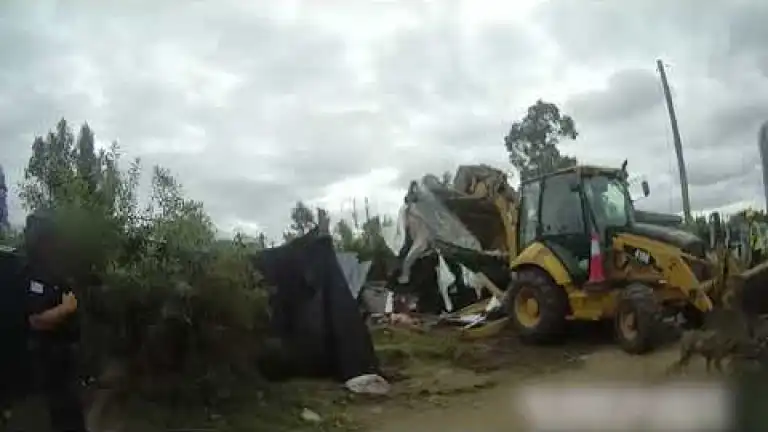 Vendían droga y disponían de un lugar bajo tierra para su consumo; Policía allanó y demolió el lugar
