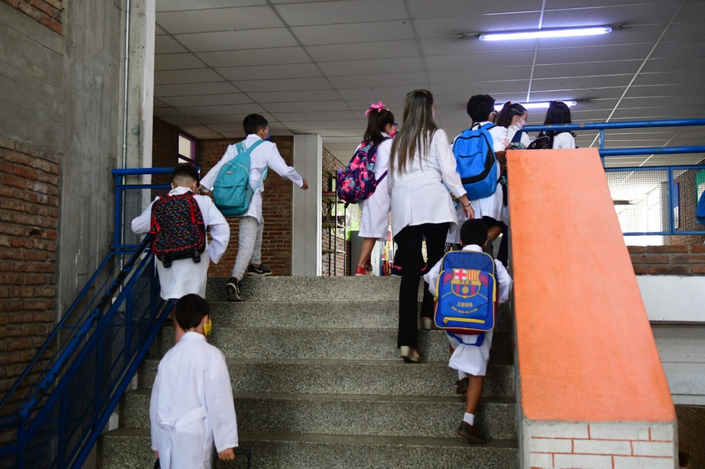 Niños en la escuela.