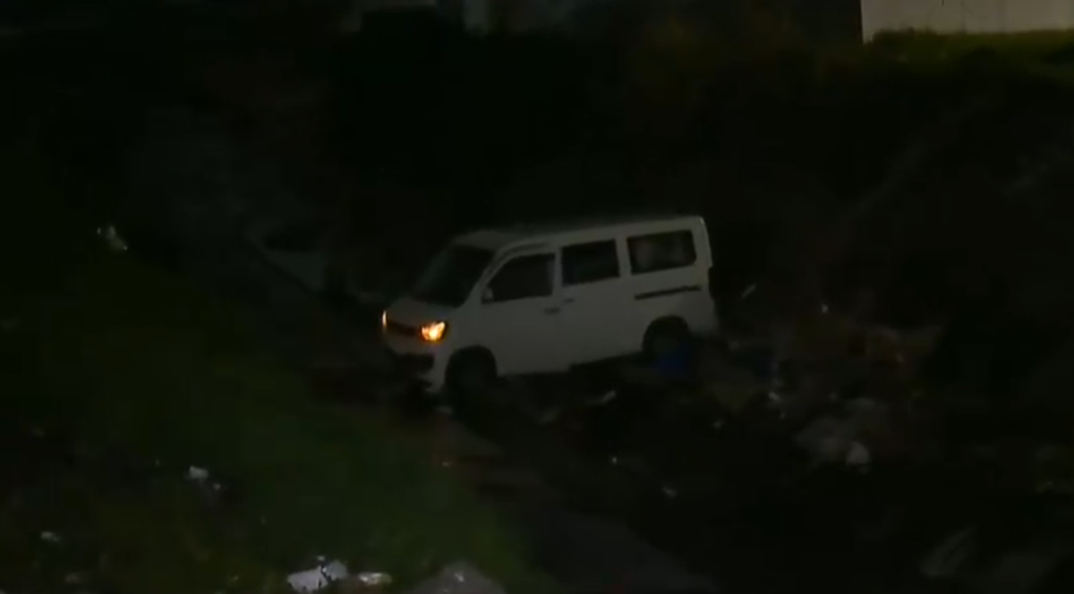Una camioneta terminó en una cuneta tras una persecución.