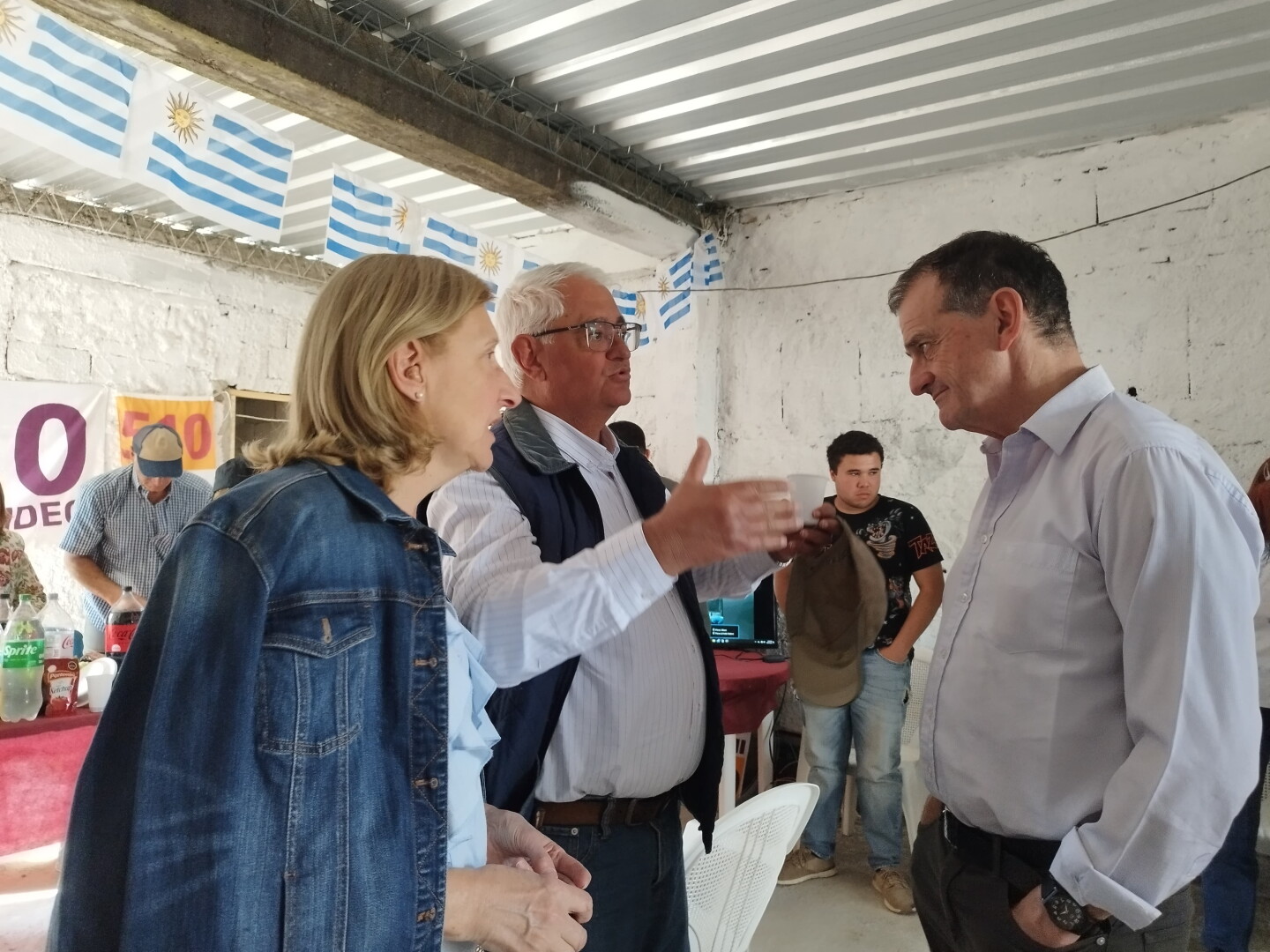 Manini escucha a vecinos en barrio Casavalle.