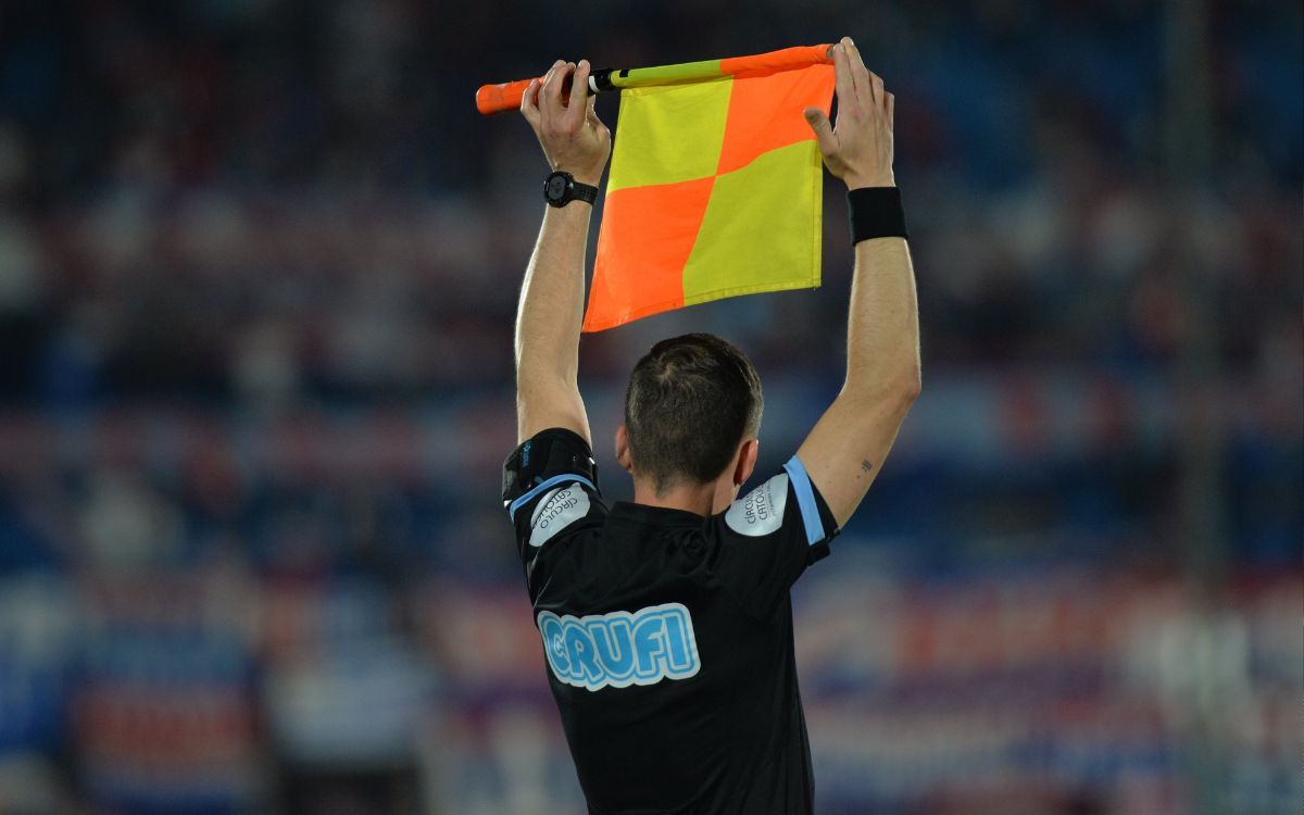 Árbitro asistente en el fútbol uruguayo.
