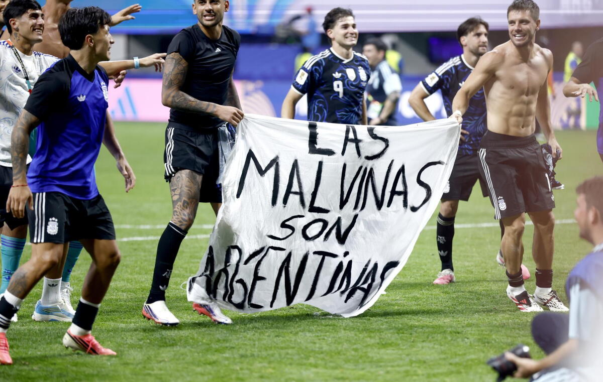 La bandera con alusión a las Islas Malvinas con la que celebraron los jugadores de Argentina el triunfo ante Inglaterra.
