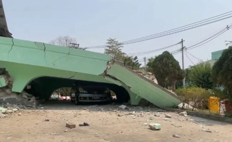 Rescatistas trabajan en medio de los edificios rotos por el terremoto en el sudeste asiático.