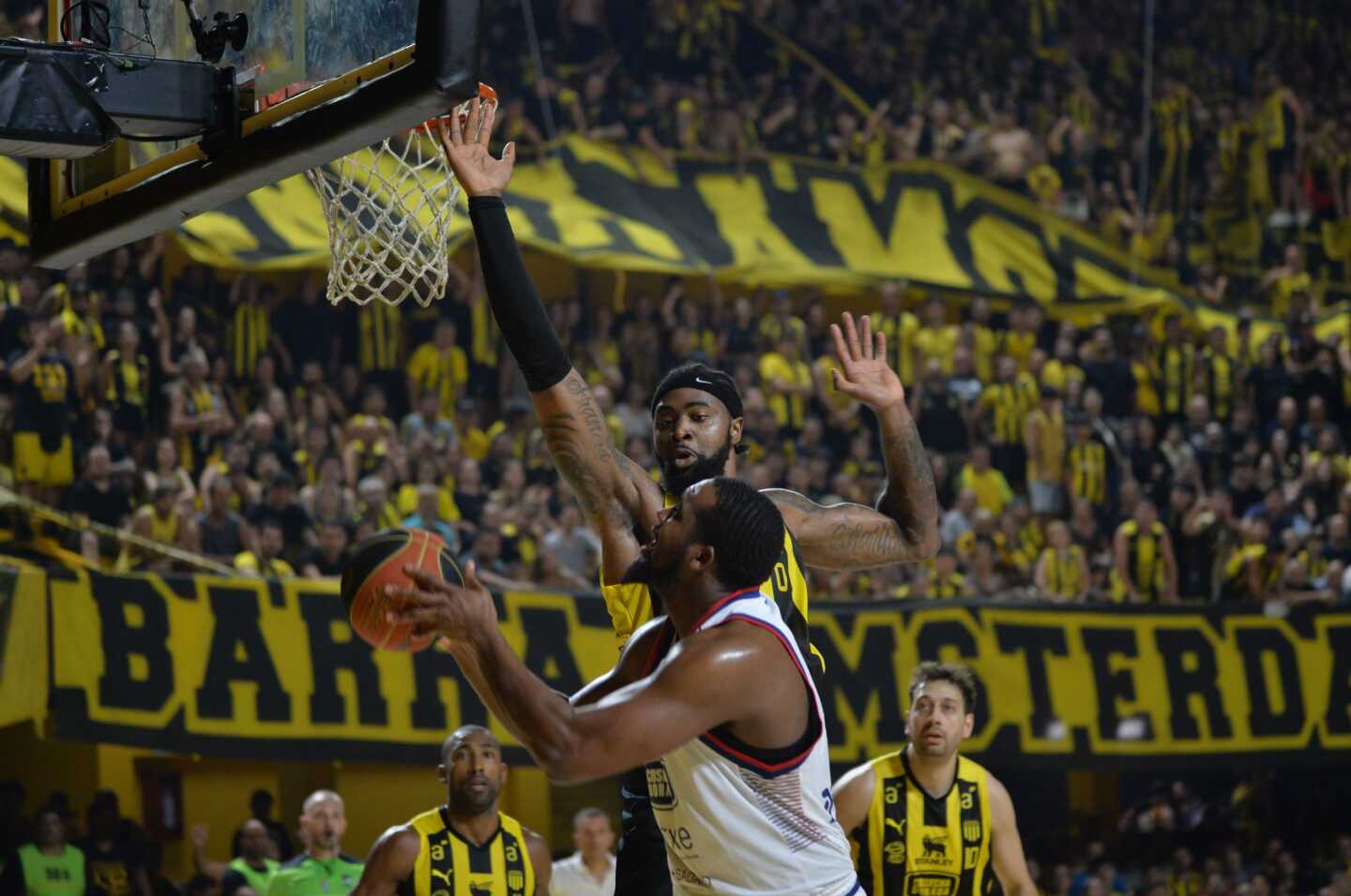 Jy'lan Washington y Eric Anderson en el clásico entre Peñarol y Nacional.