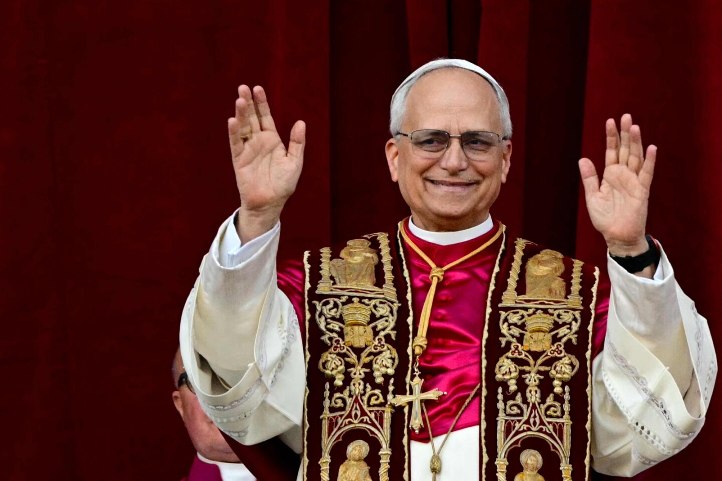 El recién electo papa León XIX saluda desde el balcón de la Capilla Sixtina