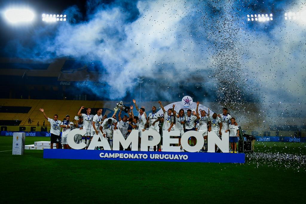 El plantel de Liverpool celebra el título de campeón del Uruguayo 2023.