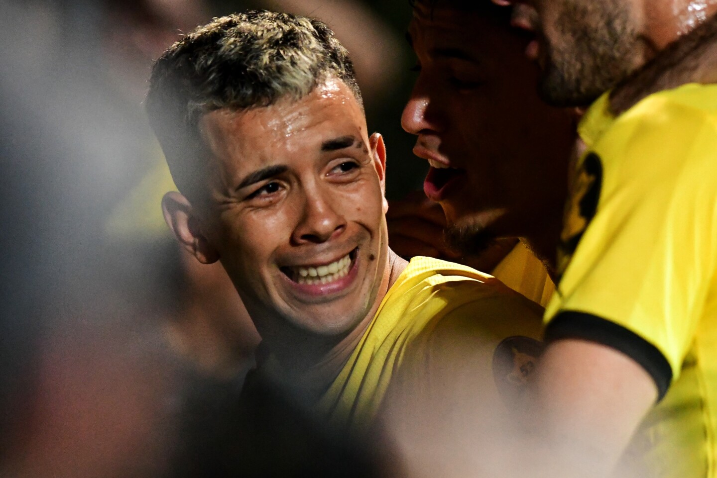 El festejo de Leonardo Fernández tras marcar el 2-0 de Peñarol frente a Wanderers en el Parque Viera por el Torneo Clausura 2024.