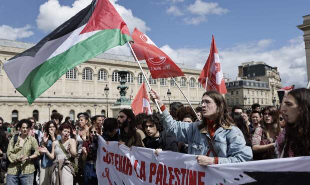 París: Un grupo de estudiantes frente a la Universidad de la Sorbona antes de ser desalojados.