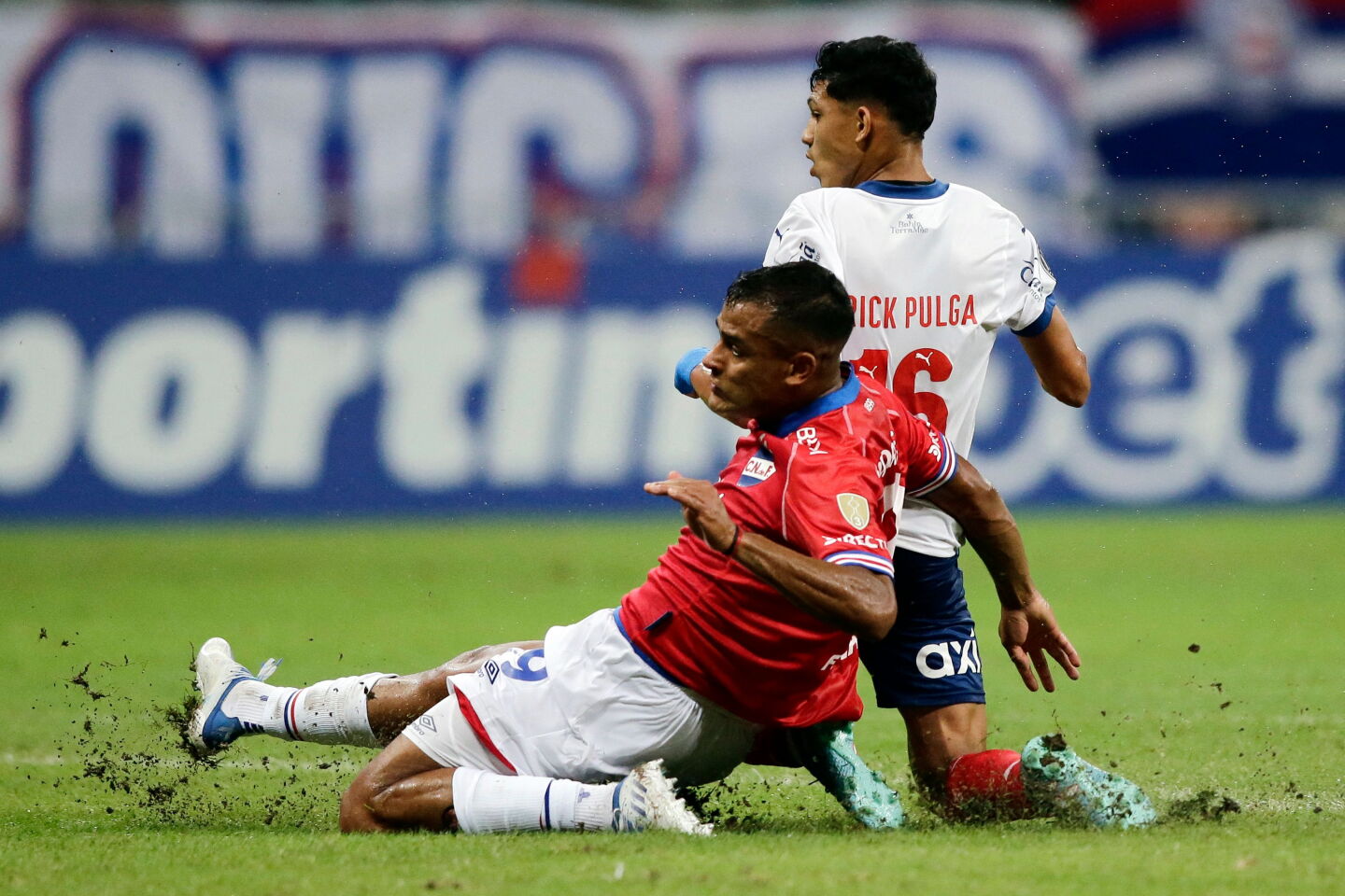 Lucas Morales e Erick Pulga (Foto: AFP)