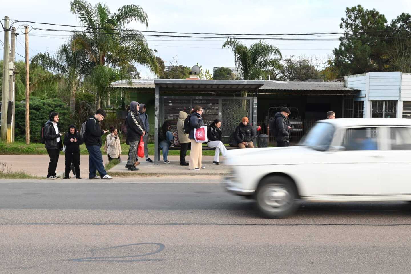 Parada de ómnibus repleta de gente en Avenida Giannattasio por un paro en Copsa.