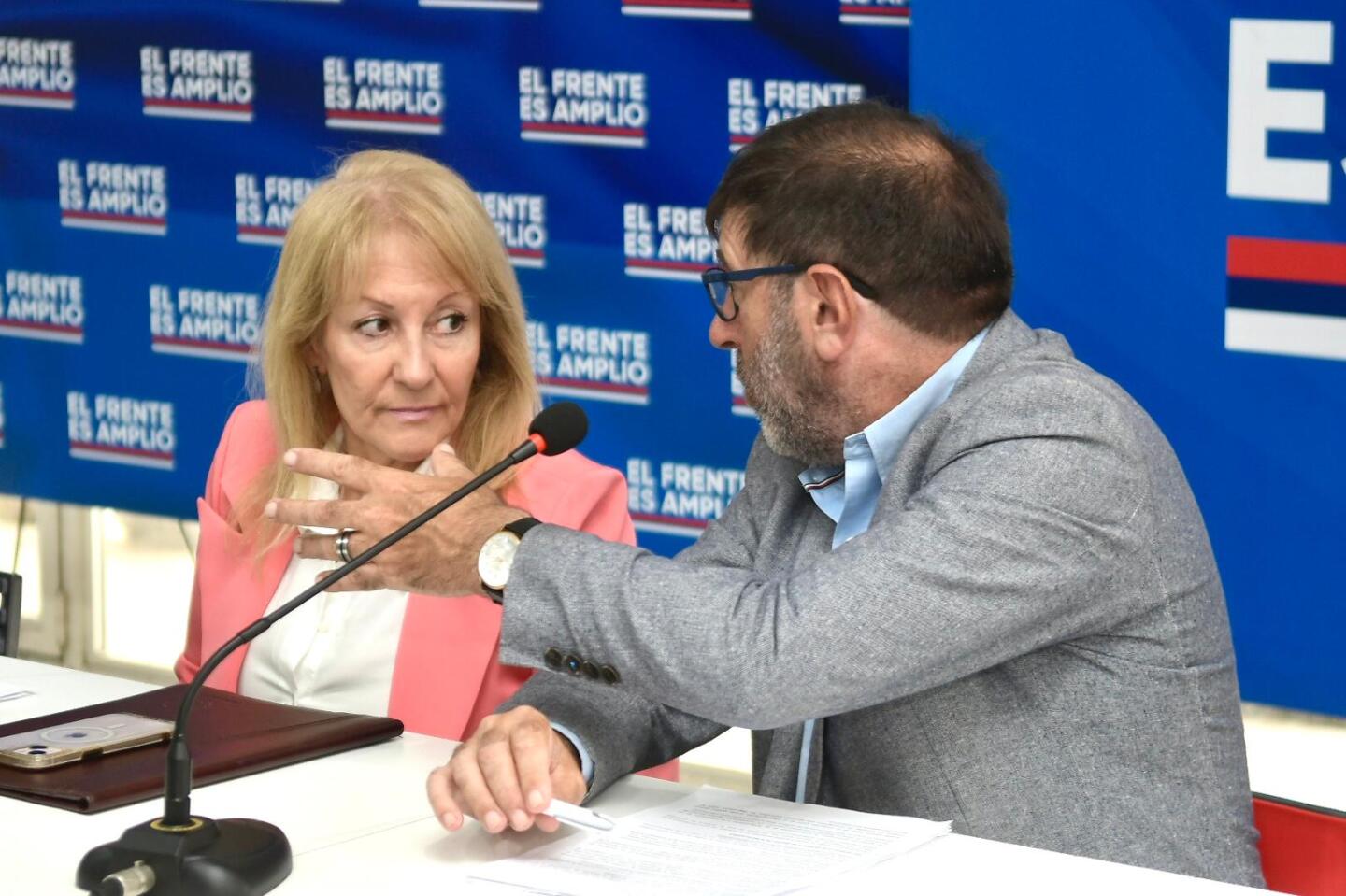 Carolina Cosse y Fernando Pereira, durante una reunión del Frente Amplio.