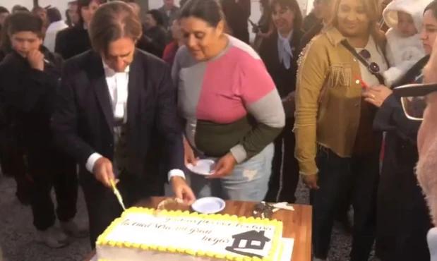 Lacalle Pou inauguró viviendas y fue el encargado de cortar la torta para el festejo