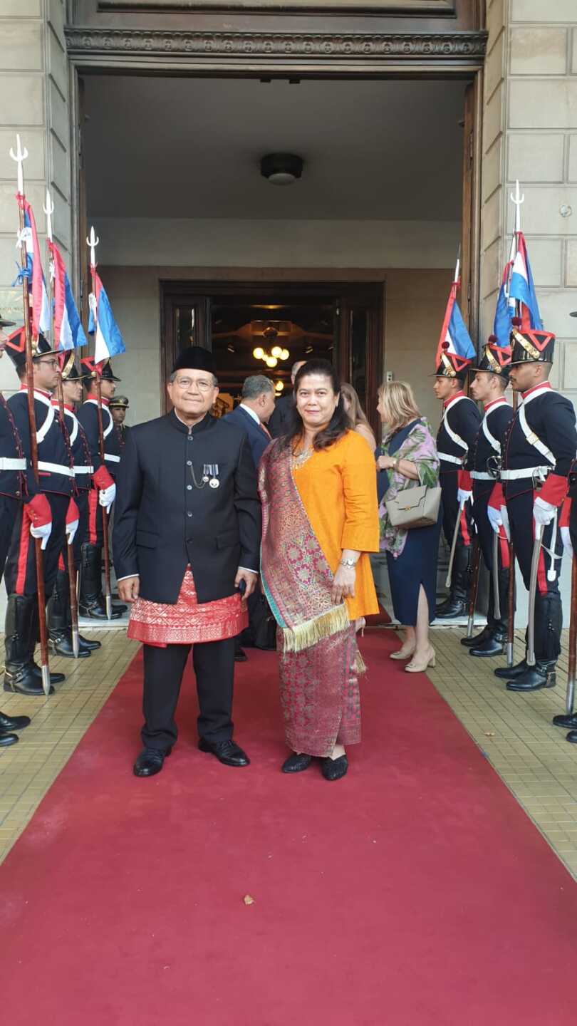 El Embajador de Indonesia y su señora esposa.jpg
