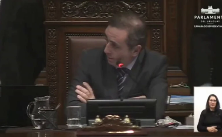 Cruce por video de Salinas en interpelación por Casa de Galicia