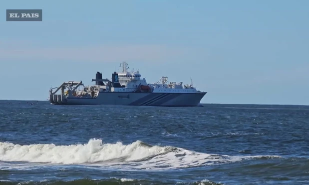 Buque que instala cable en la costa de Punta del Este