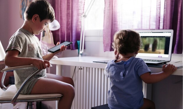 niños pantallas tecnología.jpg