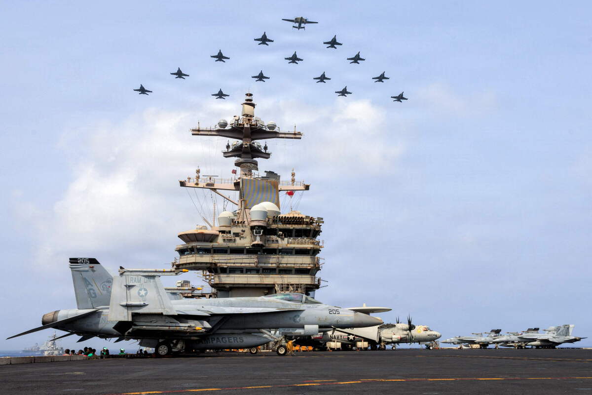 Imagen muestra el Ala Aérea Embarcada volando en formación sobre el USS George H.W. Bush (CVN 77) en el mar Arábigo.