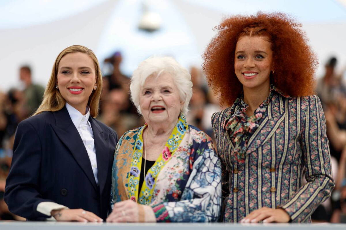 Scarlett Johansson, June Squibb y Erin Kellyman presentando La Extraordinaria Vida de Eleanor en Cannes