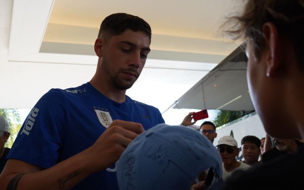 La firma de Federico Valverde es una de las más solicitadas por los hinchas de Uruguay en Palm Beach.