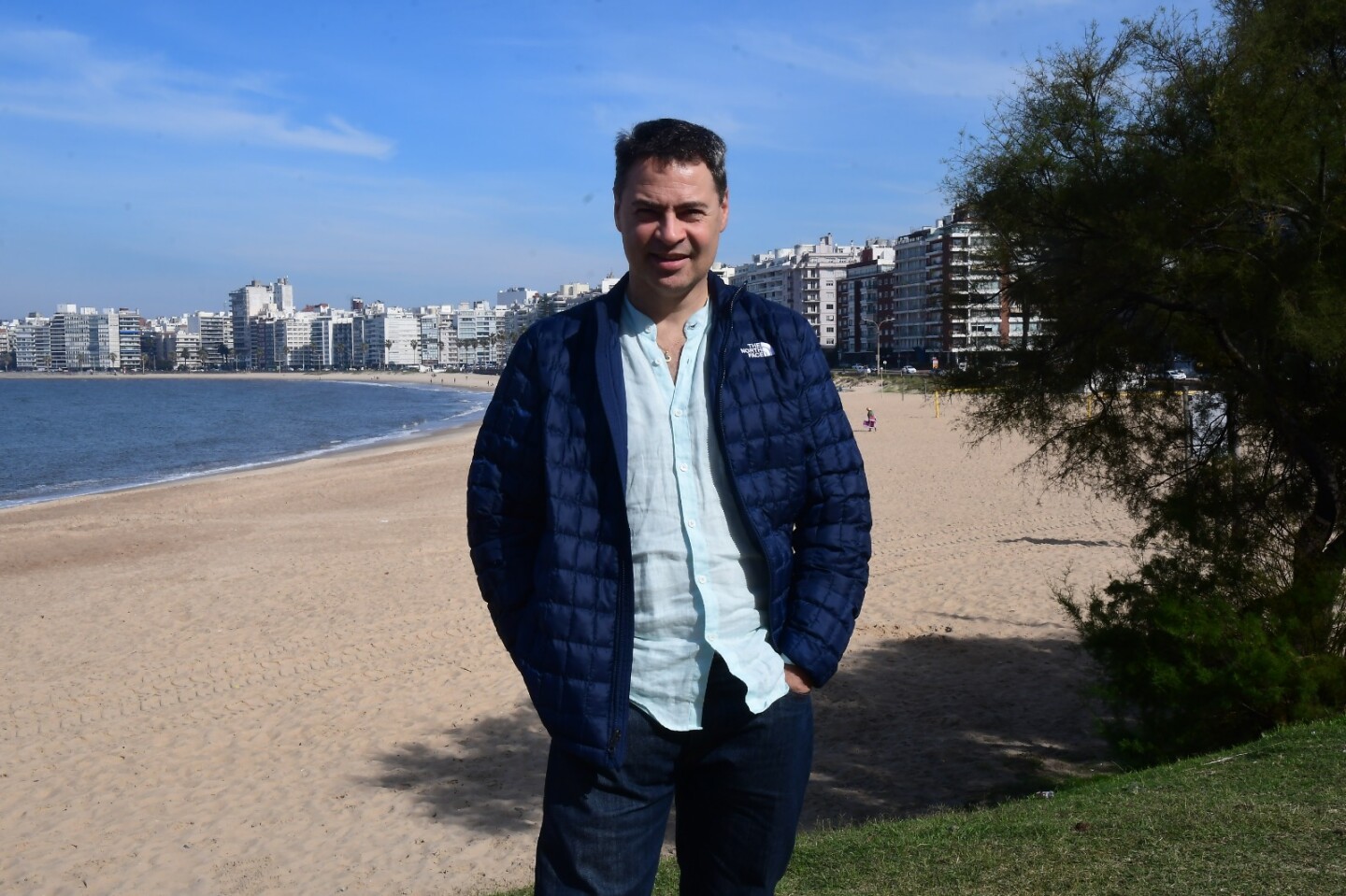 El coreógrafo argentino Iñaki Urlezaga en la rambla de Montevideo.