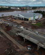 Una vista aérea muestra una carretera colapsada en la entrada principal de la ciudad de Lajeado, en Rio Grande do Sul.
