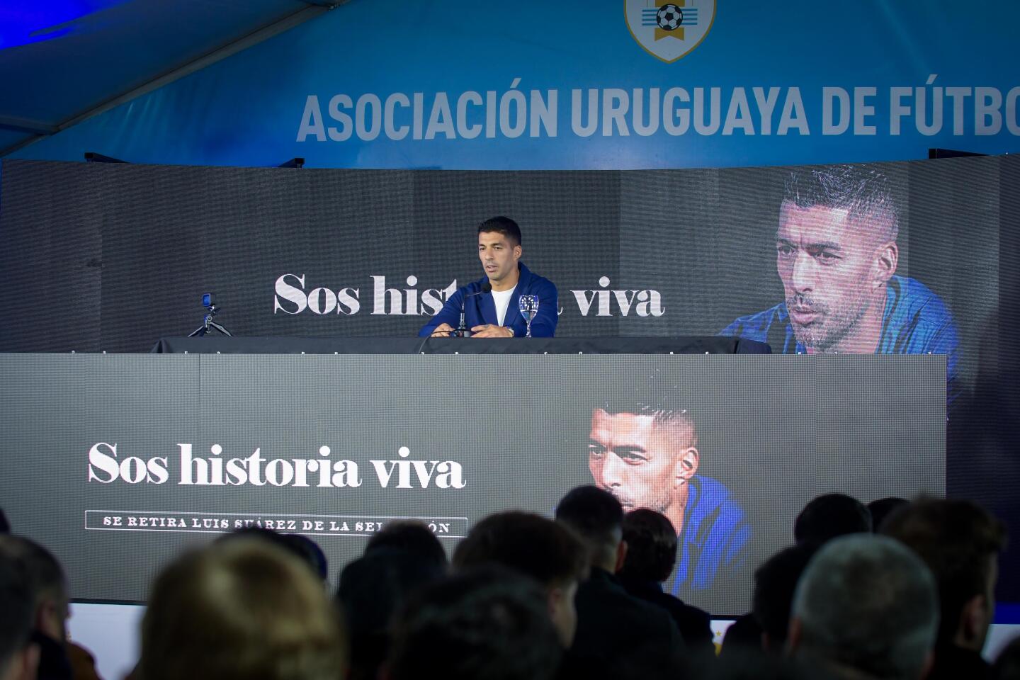 Luis Suárez anunció en conferencia de prensa su retiro de la selección uruguaya de fútbol.