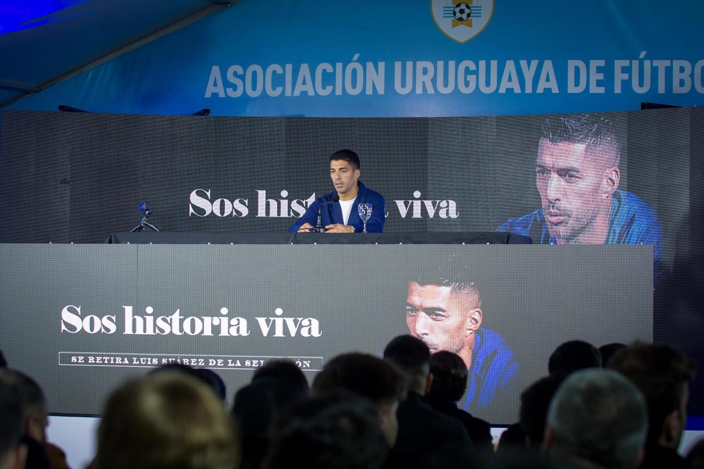 Luis Suárez anunció en conferencia de prensa su retiro de la selección uruguaya de fútbol. 