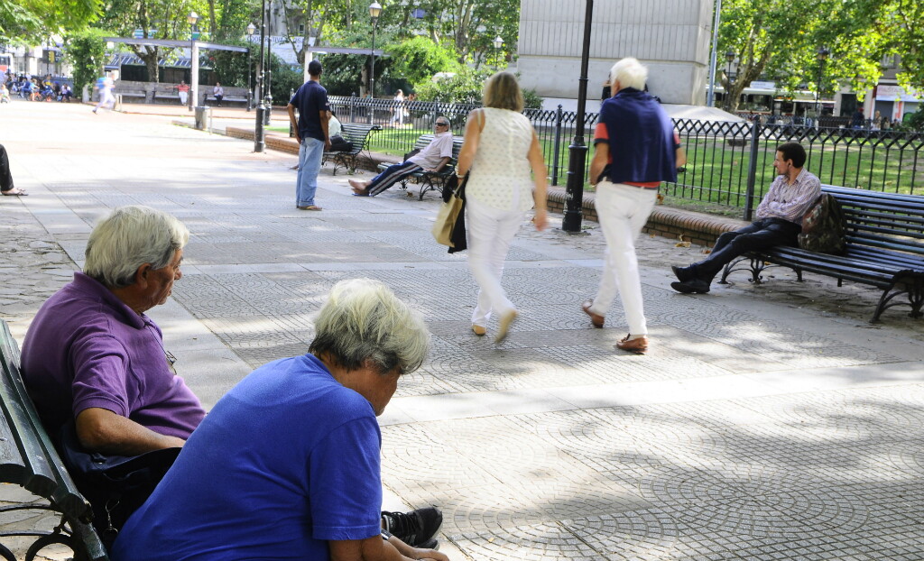 Jubilados sentados en la plaza de los Treinta y Tres Orientales. Foto: Darwin Borrelli