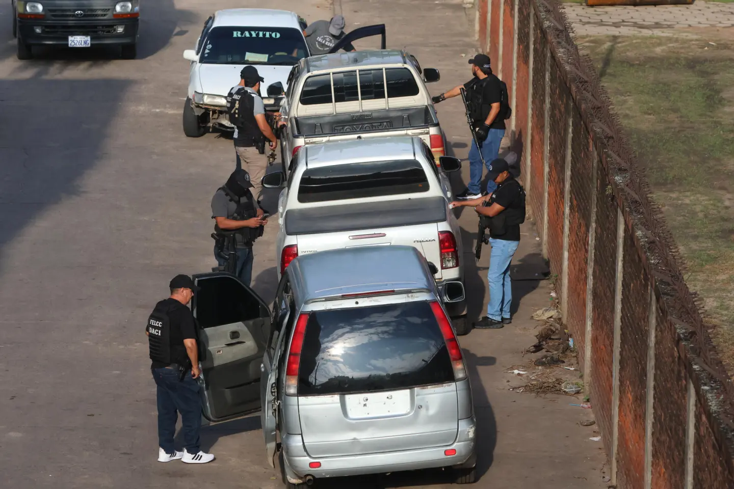 Integrantes de las Fuerzas Armadas de Bolivia realizan un operativo este viernes, en Santa Cruz (Bolivia), para detener a Sebastián Marset.
