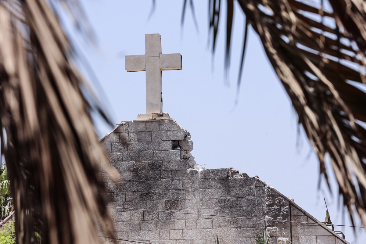 Vista de los daños sufridos por la iglesia de la Sagrada Familia en la Ciudad de Gaza tras un ataque israelí contra la iglesia, ubicada en el barrio de Zeitoun, el 17 de julio de 2025.