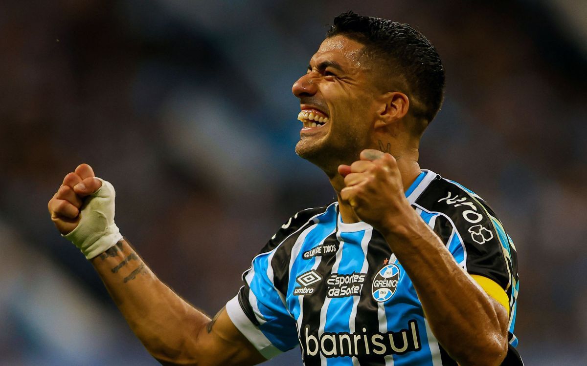 Luis Suárez celebra con la camiseta de Gremio.