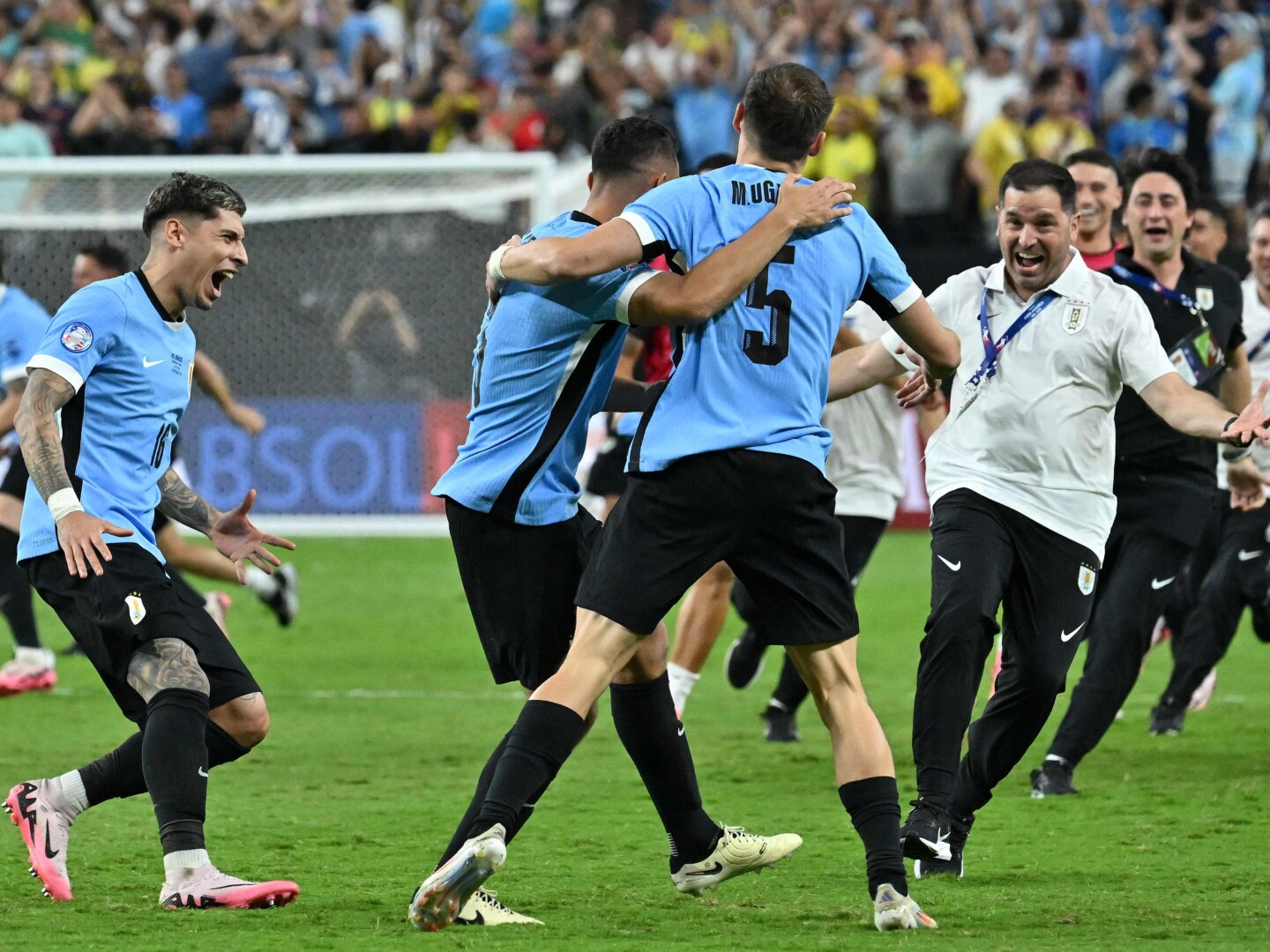 La selección de Uruguay celebra la clasificación a semifinales de la Copa América 2024.