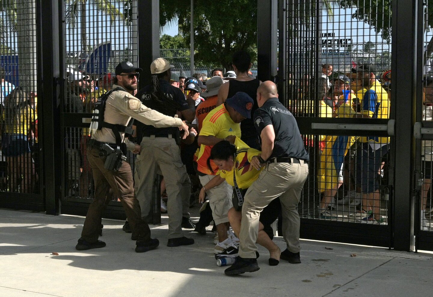 Hinchas colombianos forcejeando con la seguridad en el ingreso a la final de la Copa América