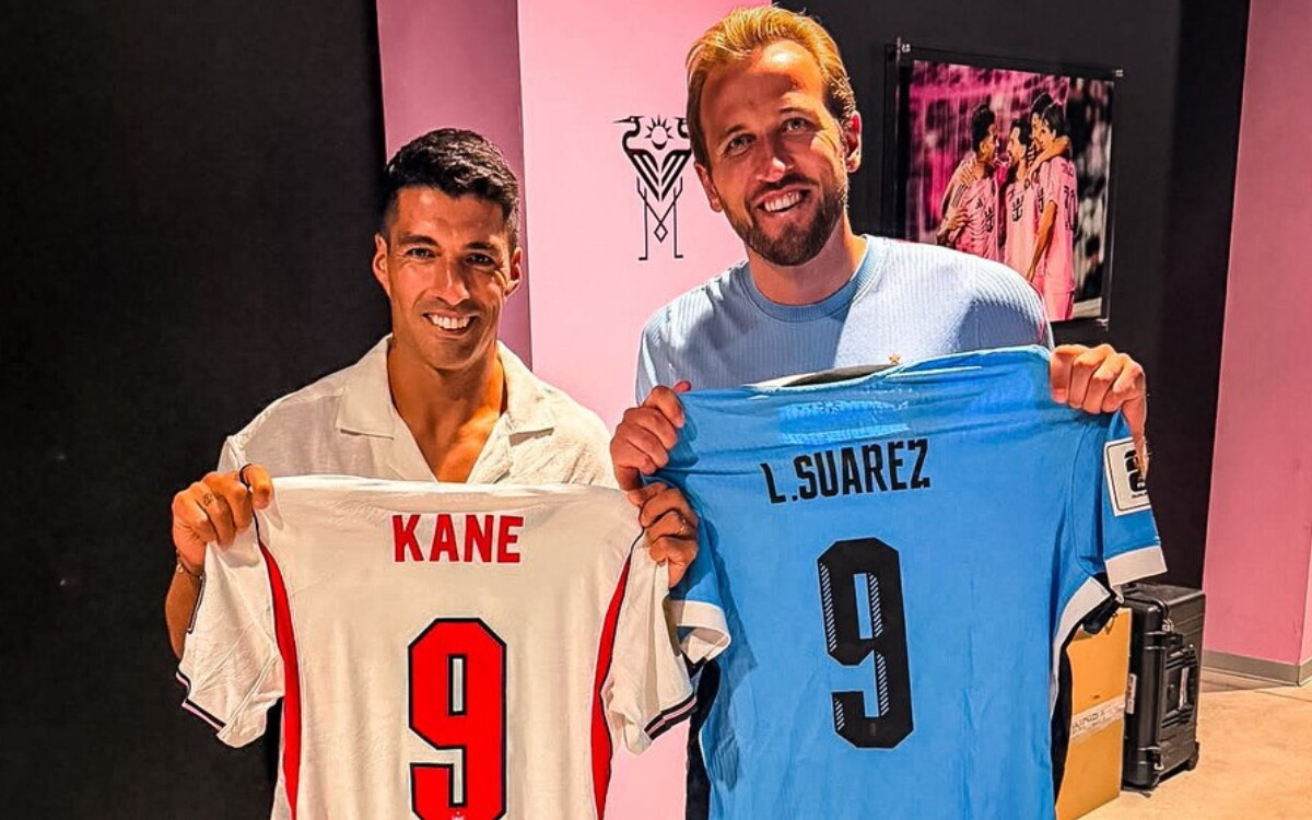 Luis Suárez y Harry Kane posan juntos.