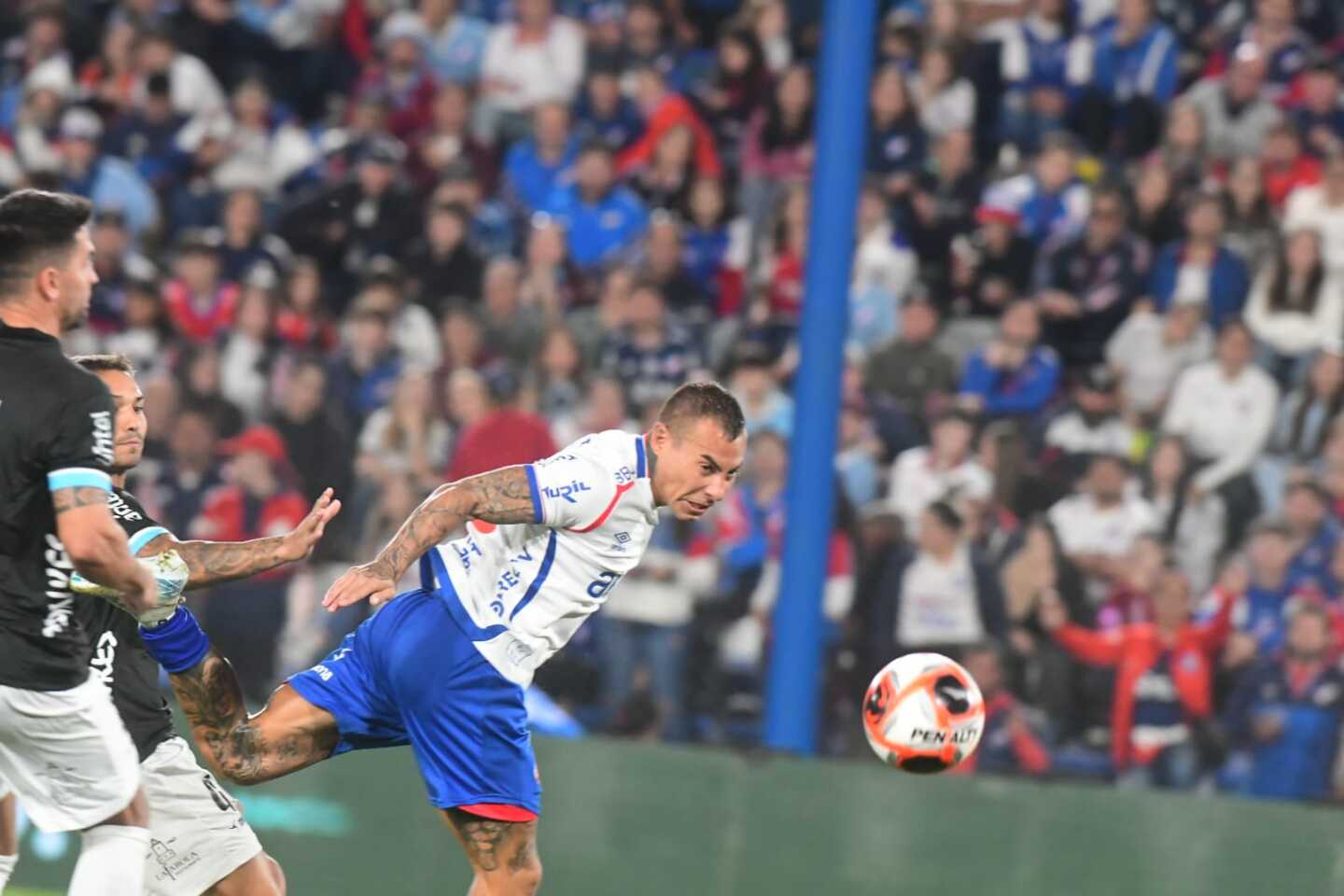 Eduardo Vargas en acción con Nacional en el Gran Parque Central.