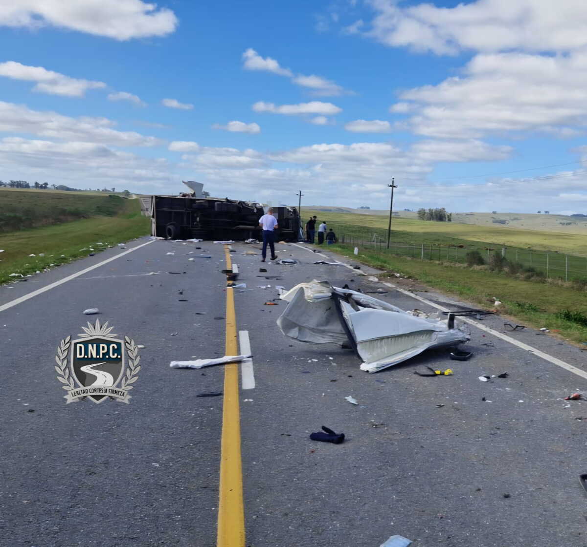 Ambas sendas de la Ruta 8 permanecen totalmente obstruidas por un choque entre dos camiones