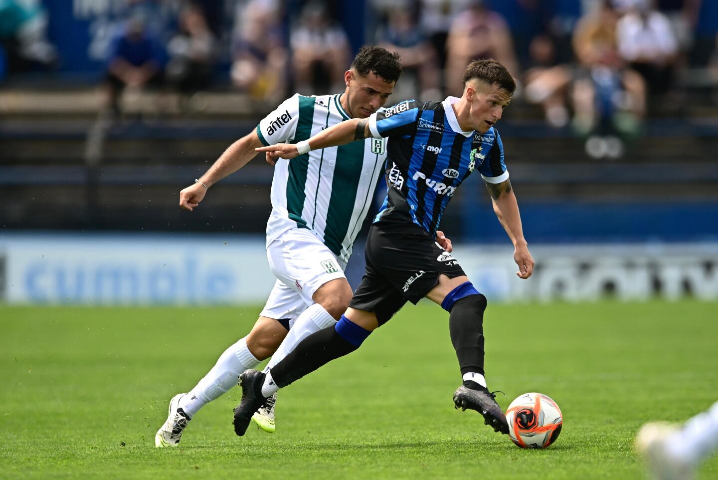 Facundo Perdomo conduce el balón en Liverpool vs. Racing.