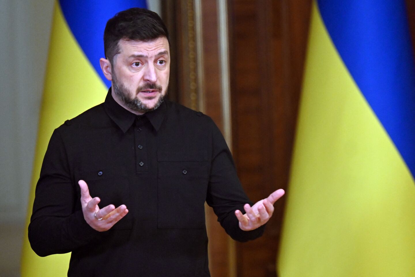 El presidente de Ucrania, Volodymyr Zelensky, reacciona durante una conferencia de prensa conjunta tras las conversaciones con el Alto Representante de la Unión Europea para Asuntos Exteriores y Política de Seguridad en Kiev el 10 de octubre.