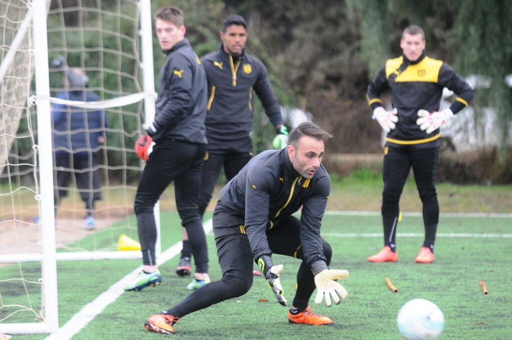 Damián Frascarelli entrenando en Peñarol ante la atenta mirada de Washington Aguerre y Thiago Cardozo, sus excompañeros.Foto: Francisco Flores.