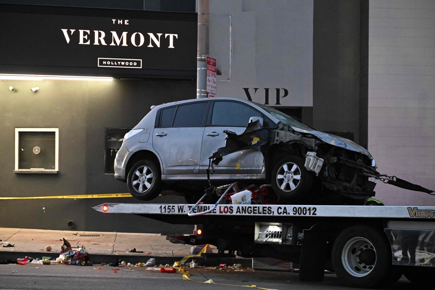 Auto después de chocar a una multitud en Los Ángeles, Estados Unidos
