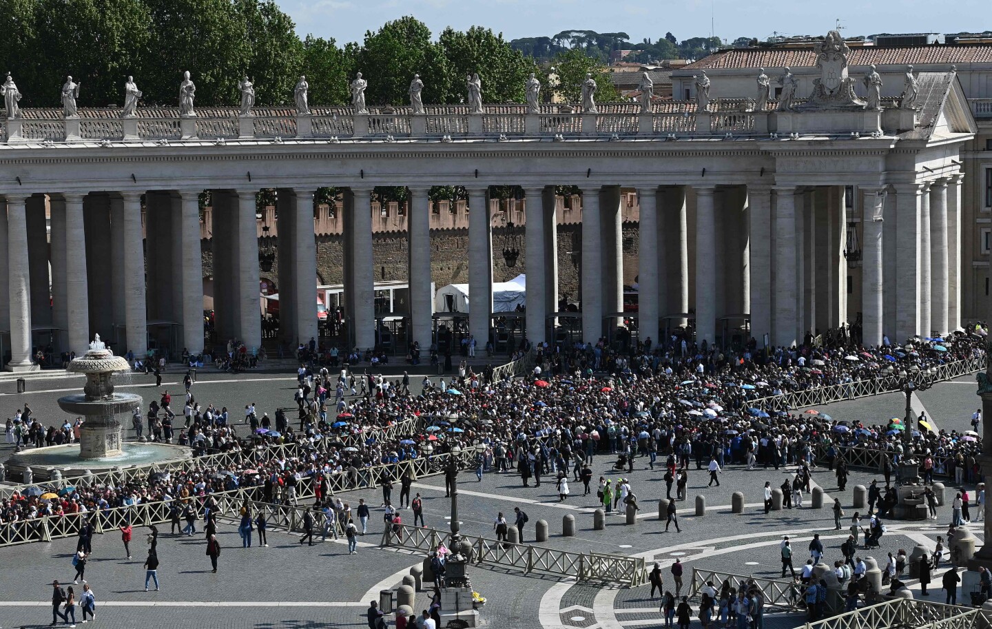 Los asistentes hacen cola en la Plaza de San Pedro para entrar en la Basílica de San Pedro y rendir homenaje al difunto Papa.