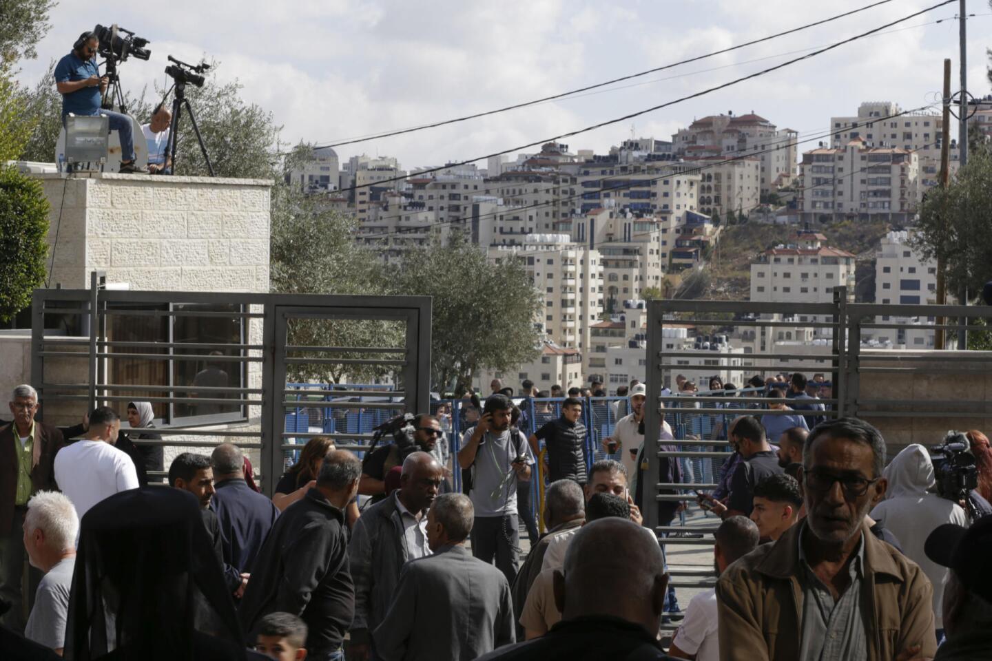 Familiares presos palestinos esperan su liberación tras el alto el fuego