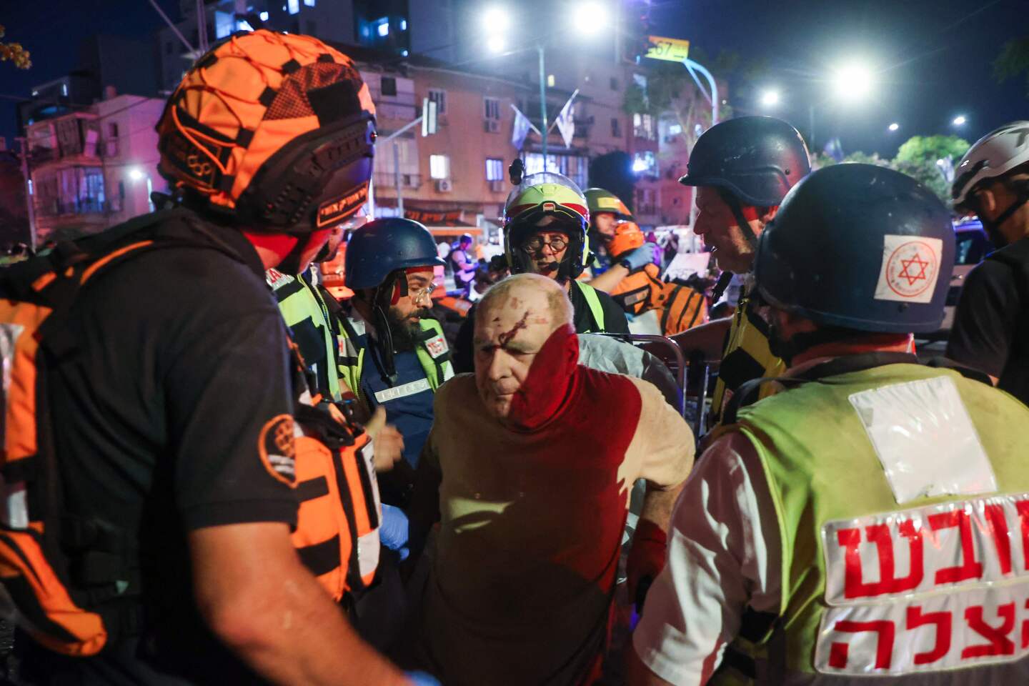 Personal de primera respuesta israelí evacua a un residente herido de un lugar alcanzado por un misil lanzado desde Irán, en Ramat Gan, a las afueras de Tel Aviv, el 13 de junio de 2025.