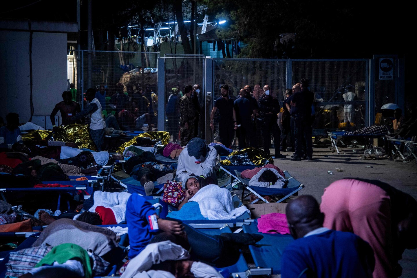 Migrantes durmiendo a la intemperie en Lampedusa.