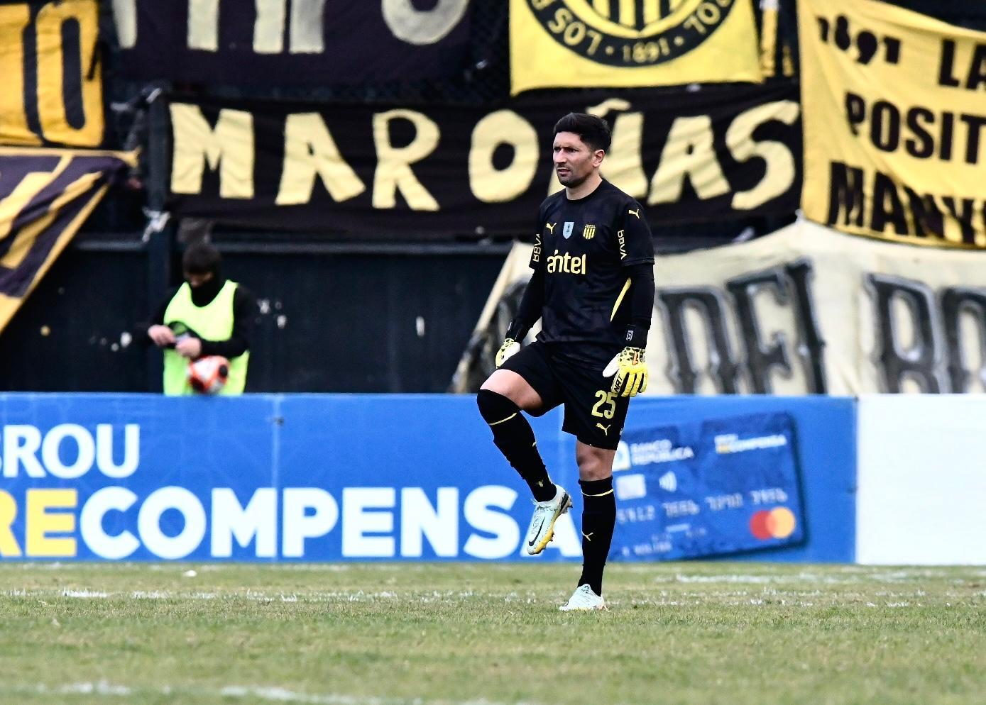 Martin Campaña en el partido entre Peñarol y Cerro.